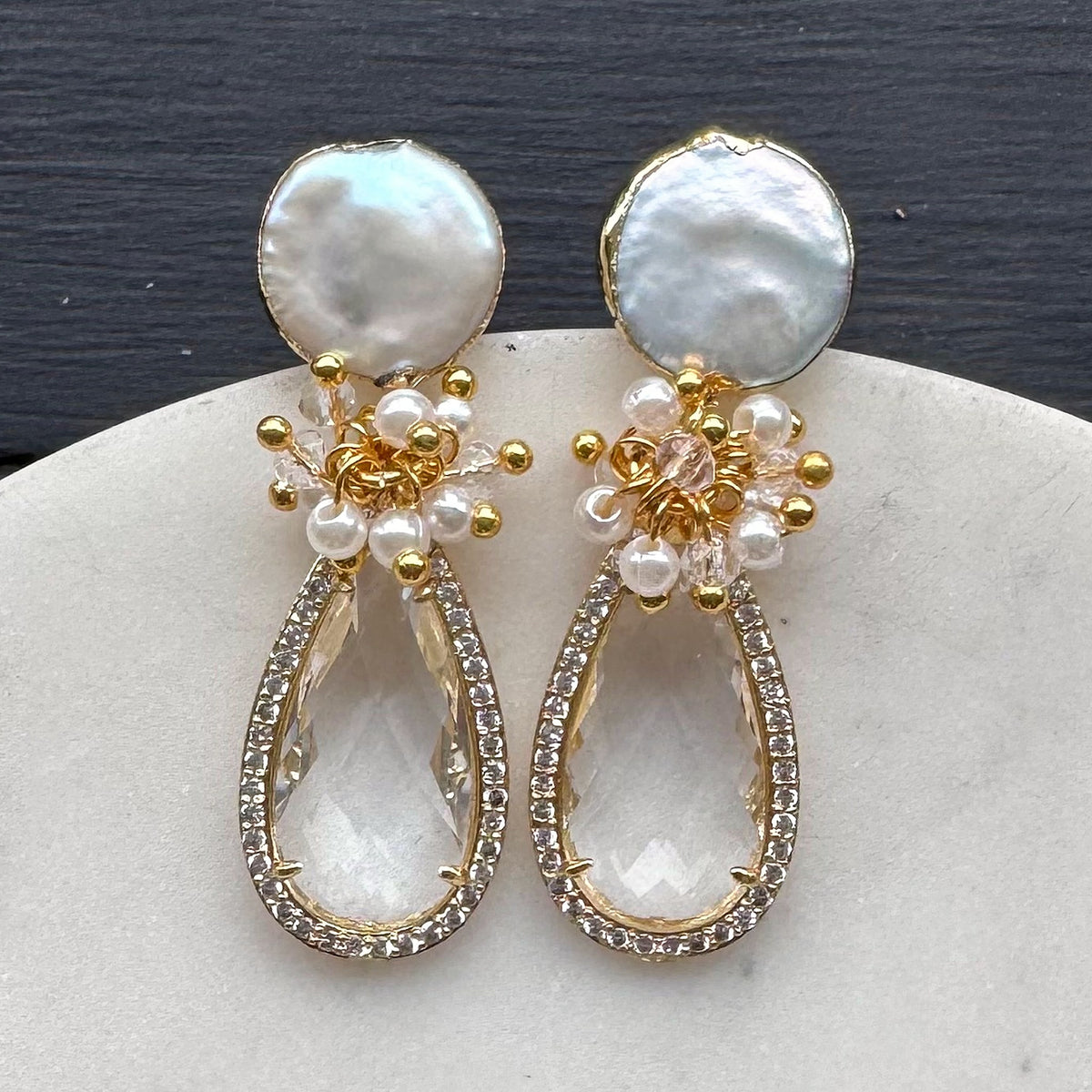 Aro Perla N°32 – Aros de perlas con racimo de perlas y cristales