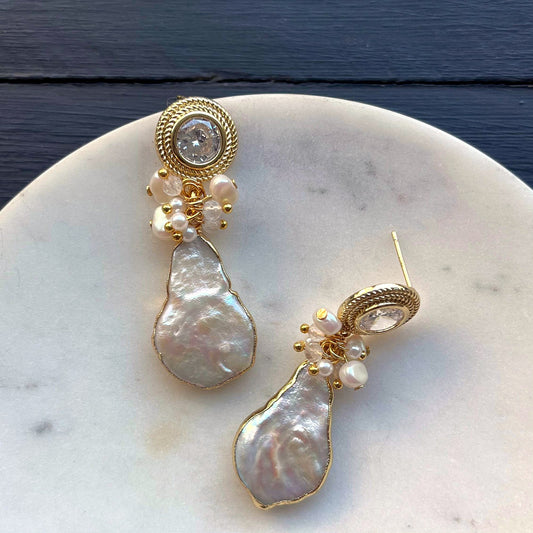 Aro Perla N°25 – Aros de perlas con perlas de río y racimo de piedras