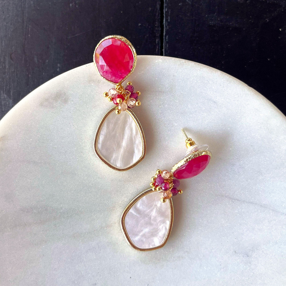Aro Perla N°25 – Aros de perlas con perlas de río y racimo de piedras (foto 2)
