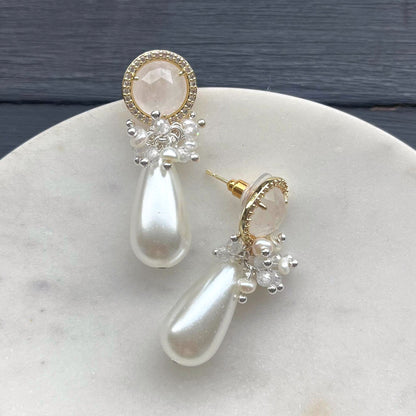 Aro Perla N°25 – Aros de perlas con perlas de río y racimo de piedras (foto 3)
