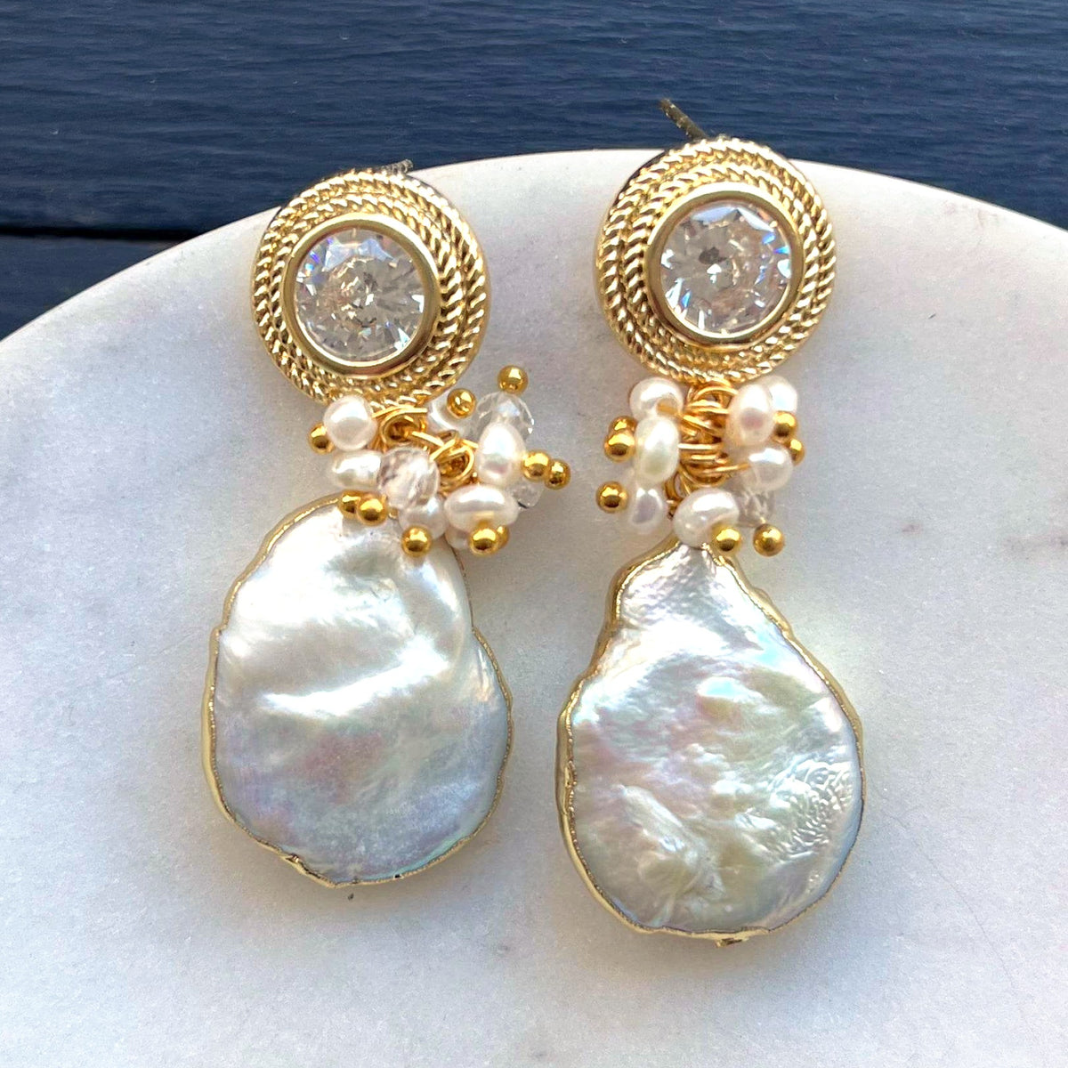 Aro Perla N°25 – Aros de perlas con perlas de río y racimo de piedras (foto 4)