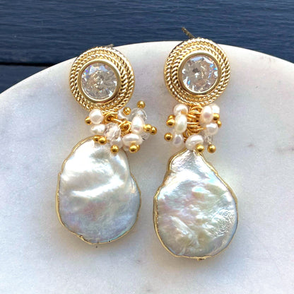 Aro Perla N°25 – Aros de perlas con perlas de río y racimo de piedras (foto 4)