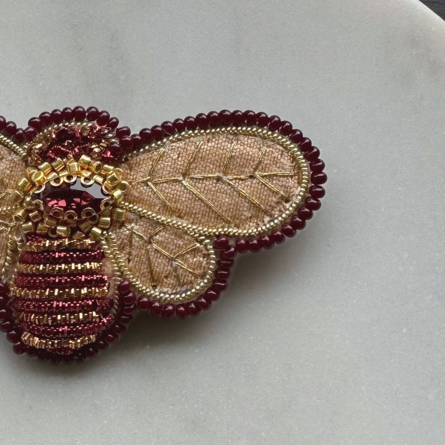 Prendedor Bordado - Abeja 11